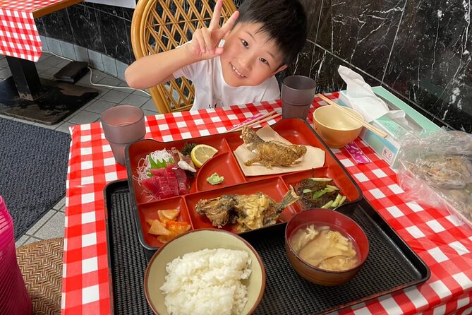 2 hours family fishing in Okinawa - Fishing several spots in the clear sea