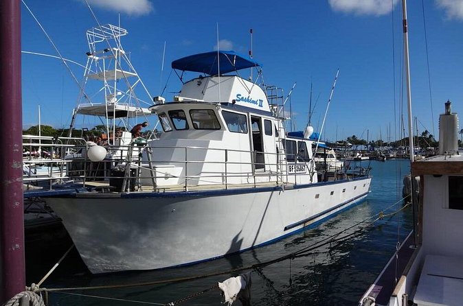 3-Hour Honolulu Bottom Fishing Adventure - The views are part of the catch