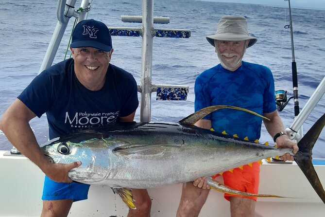 A Day of Big Game Fishing in a small group - The wildlife bonus around Moorea