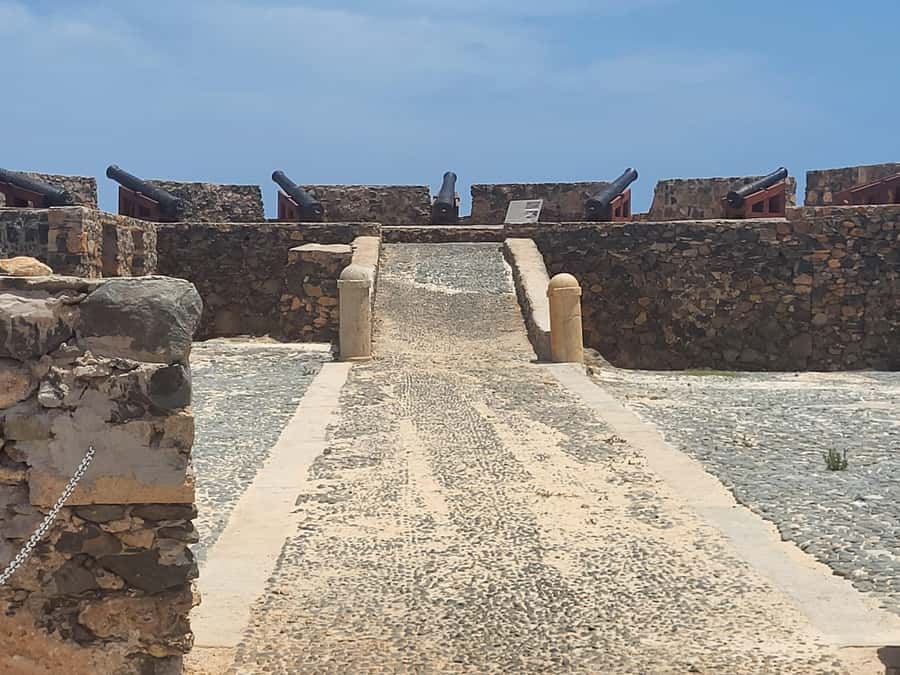 Boa Vista: Motoryacht Trip with Fishing, Snorkel, Beach BBQ - Key points at a glance