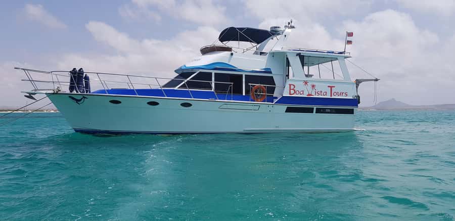 Boa Vista: Motoryacht Trip with Fishing, Snorkel, Beach BBQ - A full ocean day from Sal Rei
