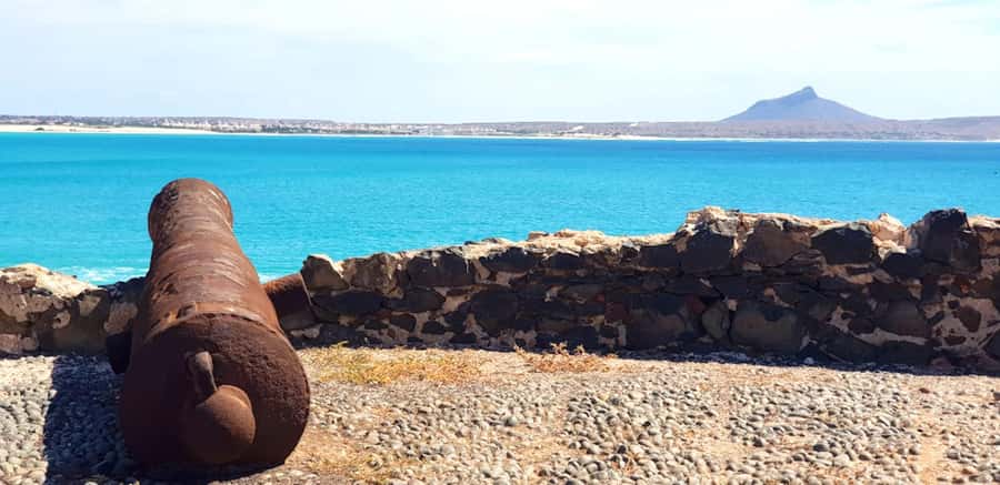 Boa Vista: Motoryacht Trip with Fishing, Snorkel, Beach BBQ - Bottom fishing before lunch