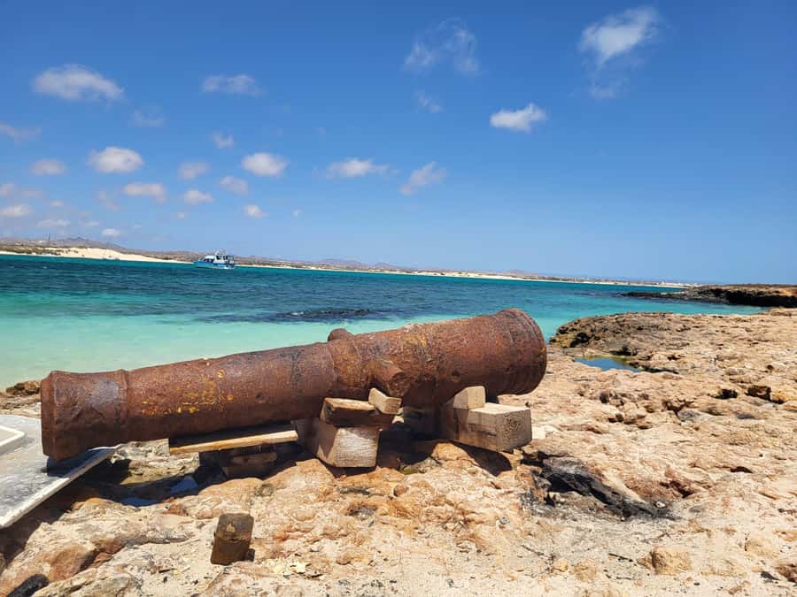 Boa Vista: Motoryacht Trip with Fishing, Snorkel, Beach BBQ - A small island, a renovated fort, and calm water