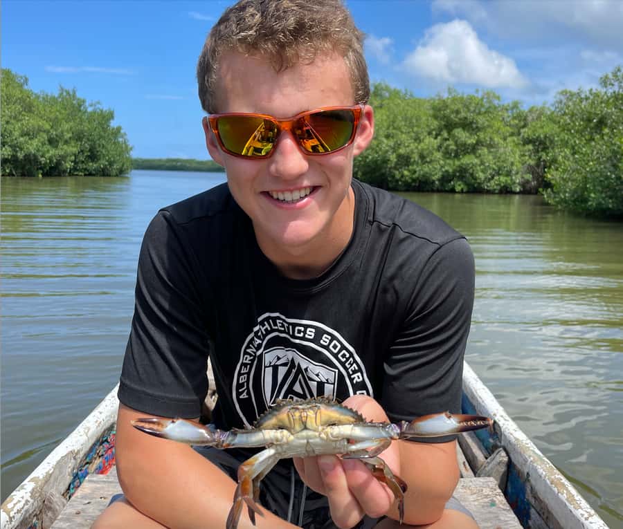 Cartagena Fishing, Crabbing, Birdwatching Experience + Lunch - Trying traditional net fishing with Elias