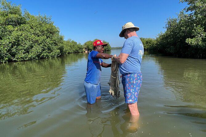 Cartagena Fishing & Crabbing • Unique Local Experience with Lunch - Learning to throw a fishing net