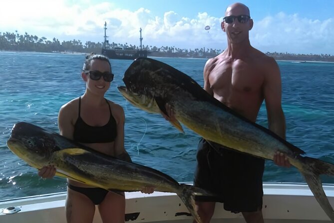 Deep sea fishing in Punta Cana and Bávaro. - Setting up the rods and bait