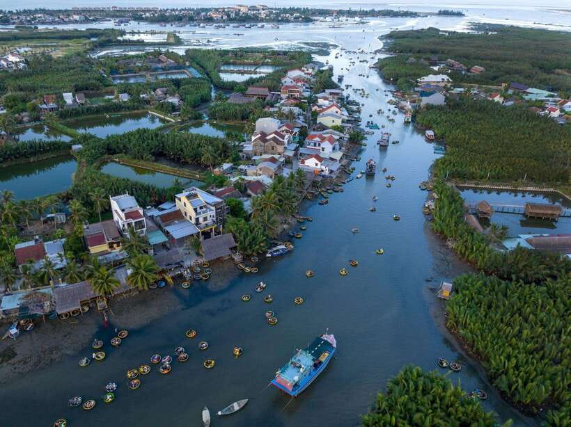 Hoi An: Basket Boat and fishing Crabs Tour - Crab fishing at the water coconut trees