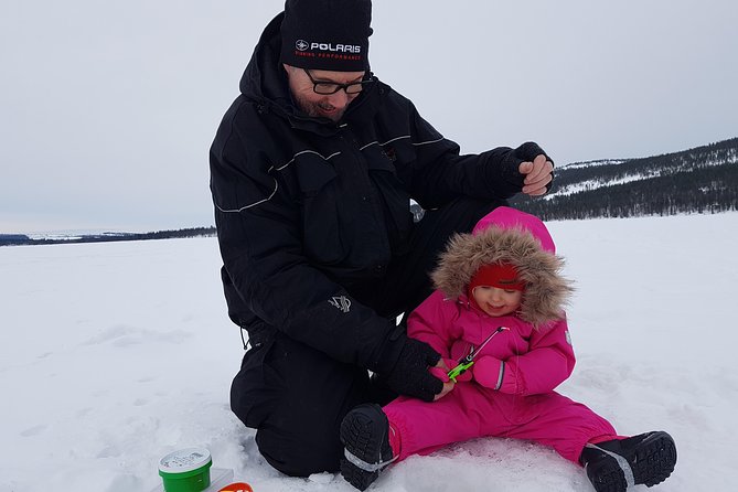 Ice fishing by car with hot beverages at Pyhä-Luosto - What happens at the fishing spot