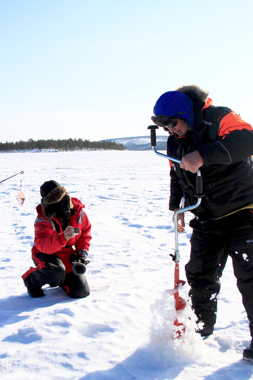 Ivalo: Ice Fishing Tour to Lake Inari, Reindeers & Lunch - From Ivalo to Koppelo by minibus