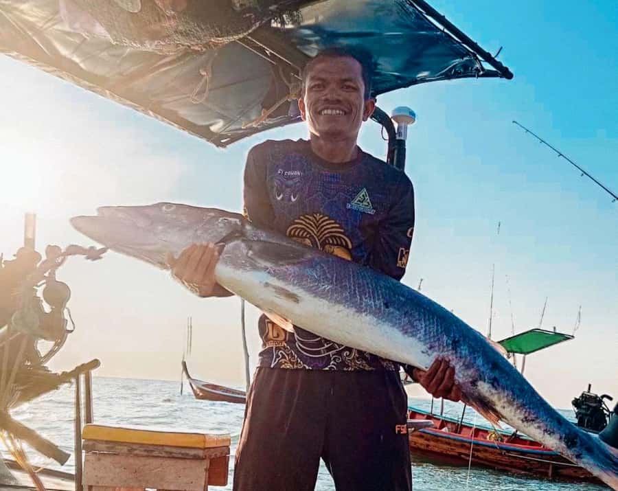 Ko Lanta: Exclusive Private Long-tail Boat Fishing Trip - Moving between several fishing spots
