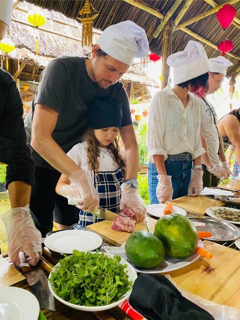 Local market, Basket boat, crab fishing & cooking class - What makes this good for families