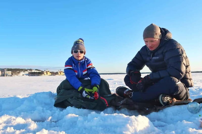 Lulea: Ice Fishing Tour in the heart of the city with Guide - Learning which lure to use