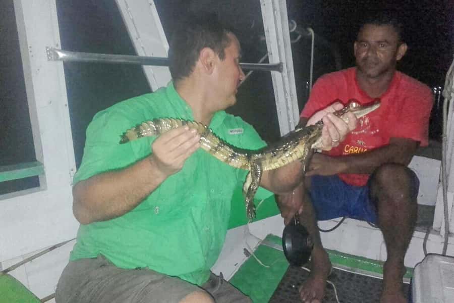 Manaus: Piranha Fishing and Alligator Watch Evening Tour - What to bring for a dark Amazon evening