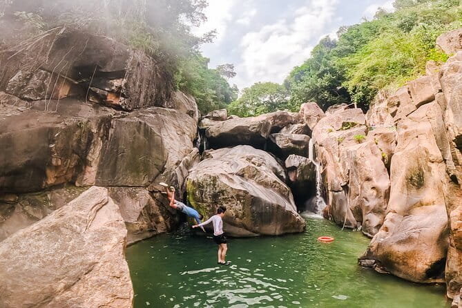 Nha Trang Bay Day Tour: Snorkeling, Fishing, BBQ Lunch & Relaxing - Seafood lunch at a floating restaurant