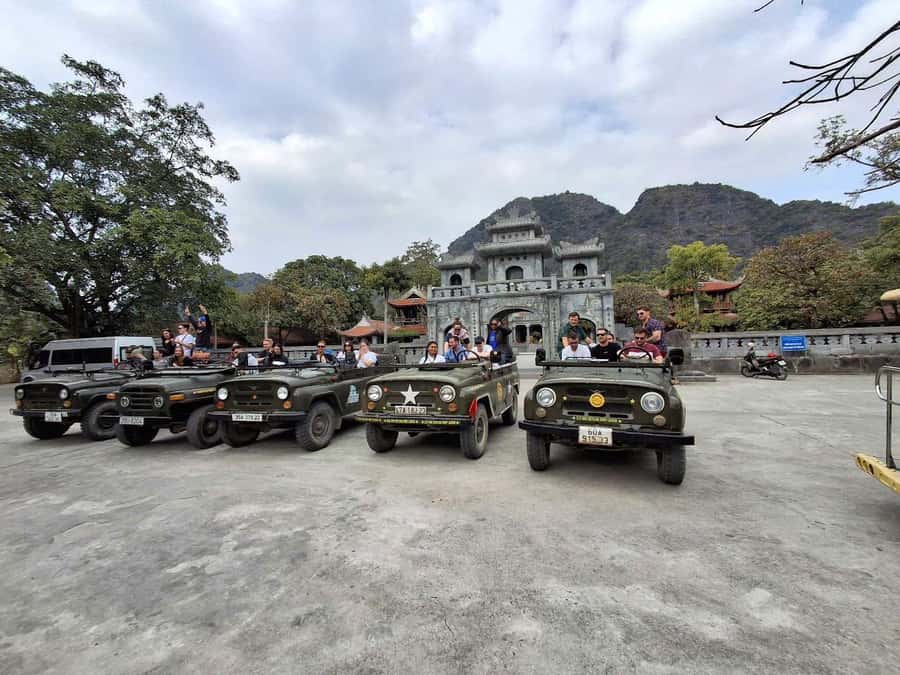 Ninh Binh Jeep Adventure: Temples, Lotus, Fishing & Cooking - Fishing with bamboo baskets