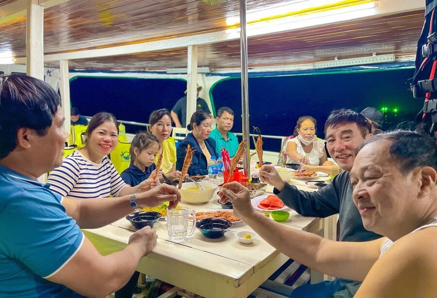 Phu Quoc: Sunset and Squid Fishing Boat Tour with Dinner - Dinner on the slow ride back
