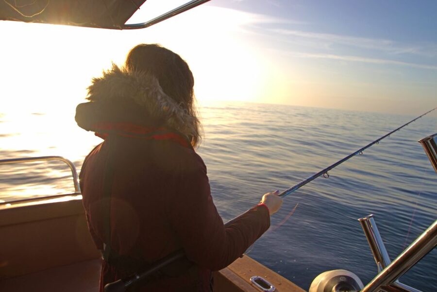 Portimão: Algarve Reef Fishing - How the crew helps on board