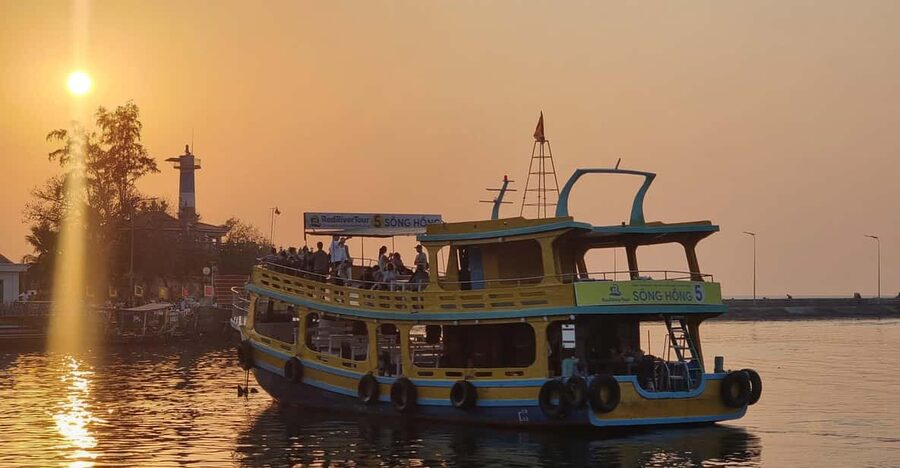RedRiverTours - Enjoying Sunset & Night Squid Fishing - Dinner served on the boat