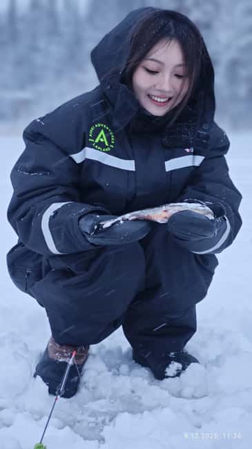 Rovaniemi: Ice Fishing Trip with Snacks and Drinks - From Rovaniemi to a frozen lake north of town