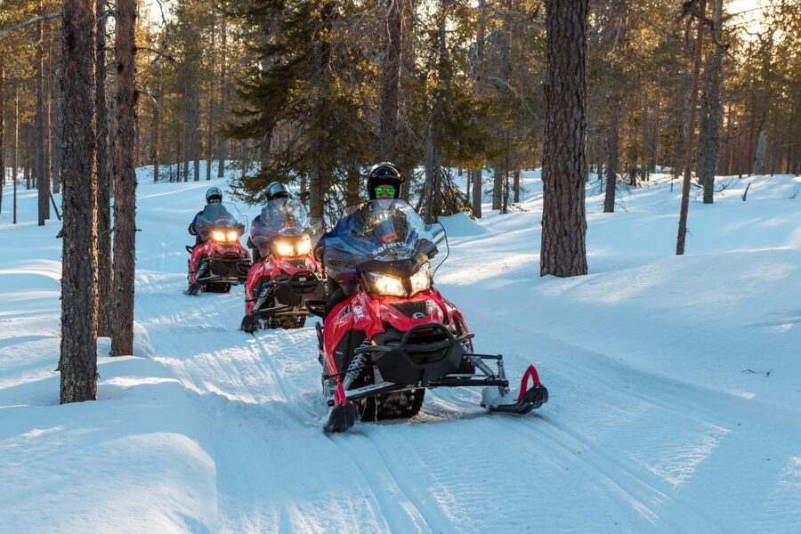 Rovaniemi: Snowmobile and Ice Fishing Adventure with Lunch - Reindeer soup, hot drinks, and a wilderness break