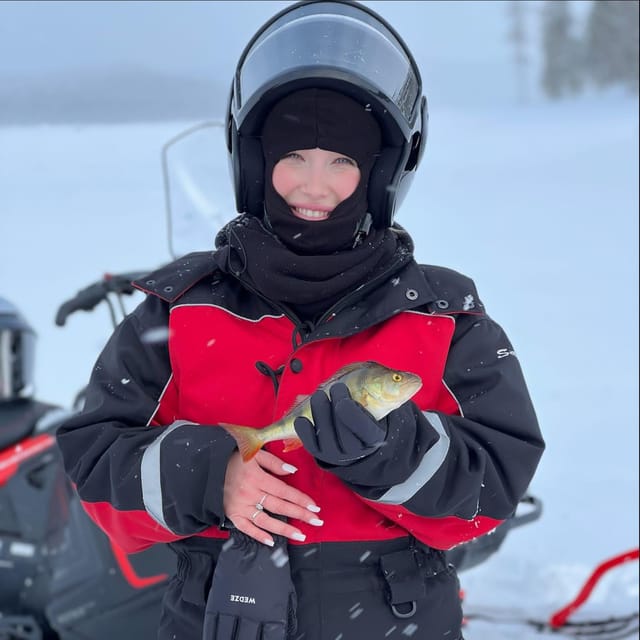 Saariselkä: Ice Fishing Tour to Lake Inari, reindeers& lunch - Crossing Lake Inari by snowmobile sleigh