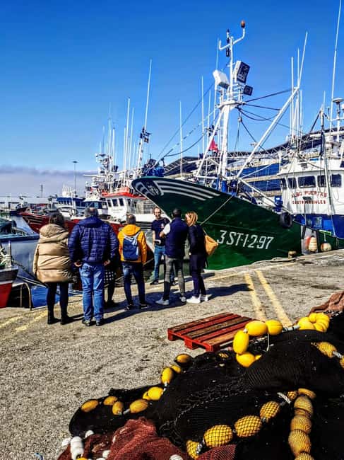 Santoña: Anchovy Art Gallery with Fishing Port and Market - Reading the boats and understanding the auction