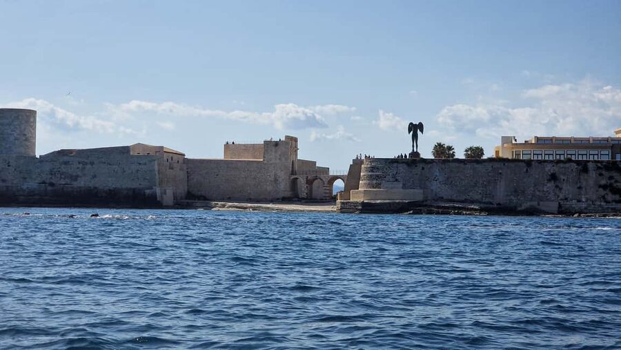 Siracusa: Ortigia +sea caves +fishing experience - Entering the sea caves near Syracuse
